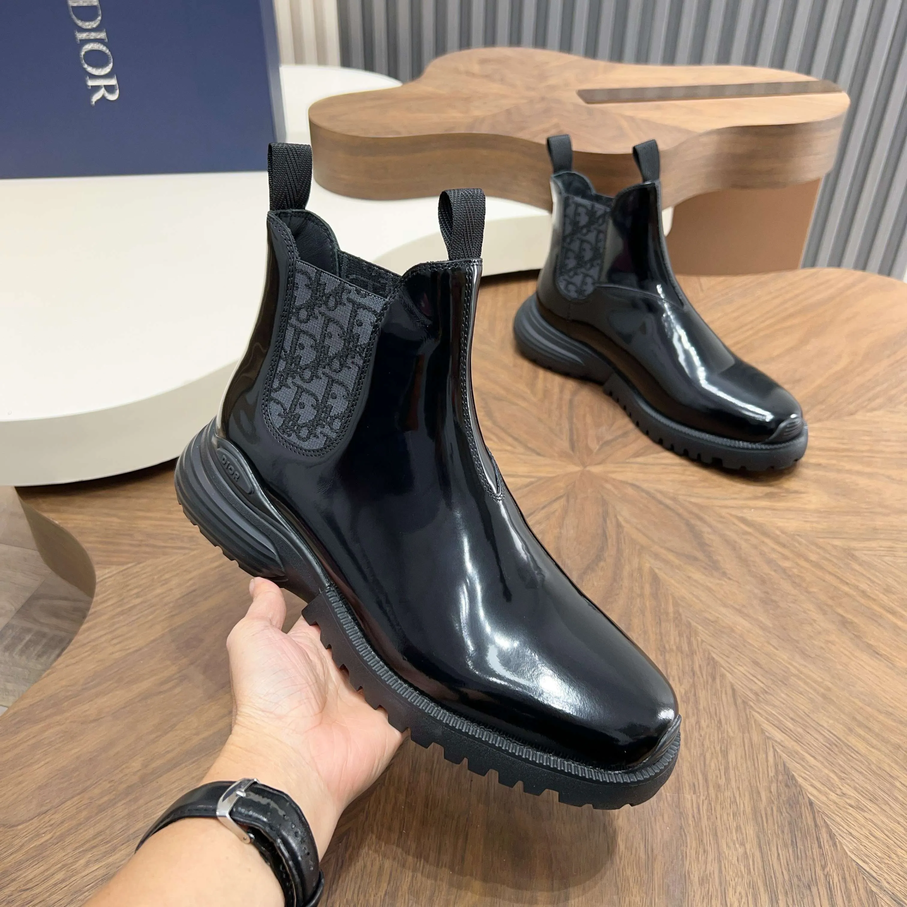 💰860 Dio* - Dior's autumn and winter luxury men's mid-top short boots, purely handmade, both inside and outside are imported first-layer cowhide, high-end quality and exquisite craftsmanship. Original TPU combination outsole. Wear a noble gentleman's taste. The best last type has been carefully debugged. 100% comfort. Size: 38-44 (38-45 can be customized)